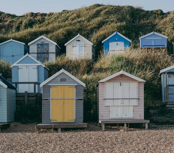 Színes strand kunyhók a Milford a tengeren, New Forest, Egyesült Királyság. — Stock Fotó