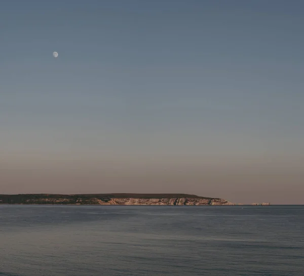 Nålarna på Isle of Wight från Milford on Sea, New Forest, UK — Stockfoto