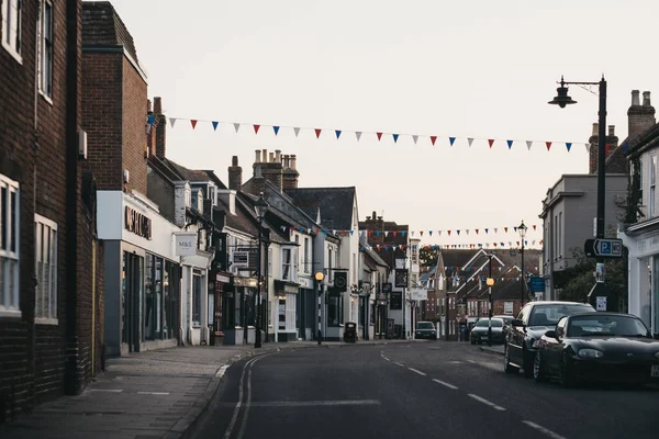 Shops and restaurants on a street in Lymington, New Forest, UK. — Stock Photo, Image
