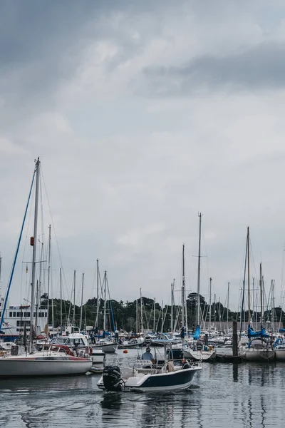 Speedboot segelt an den Booten vorbei, die in einem Yachthafen in Lymingto festgemacht haben — Stockfoto