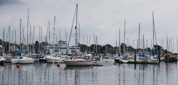 Panoramablick auf boote, die in einem hafen in lymington festgemacht haben, neu für — Stockfoto