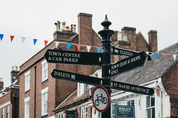 Indicazioni stradali su una strada a Lymington, New Forest, Regno Unito . — Foto Stock