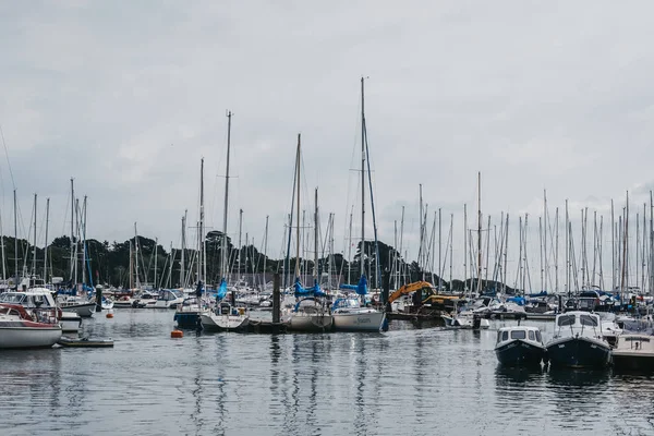 Yachten und Boote in einem Yachthafen in Lymington, New Forest, UK — Stockfoto