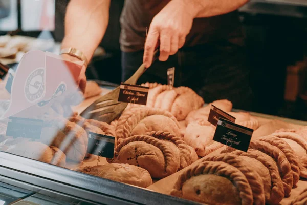 Korniska pissor till försäljning i gruvor en Pasty butik i Lymington, Storbritannien — Stockfoto