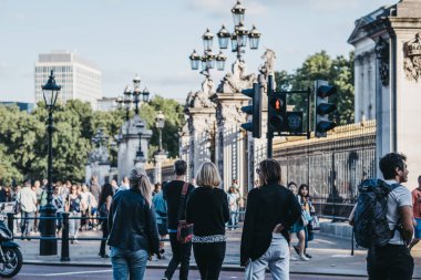 Buckingham Sarayı, Lond dışında yolun karşısına geçmeyi bekleyen insanlar