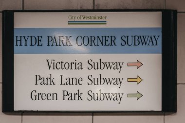 Hyde Park Corner Subway içinde yön işareti, Londra, İngiltere.