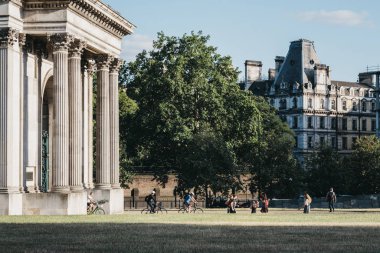 Londra, İngiltere'de Wellington Arch'ı geçen insanlar.