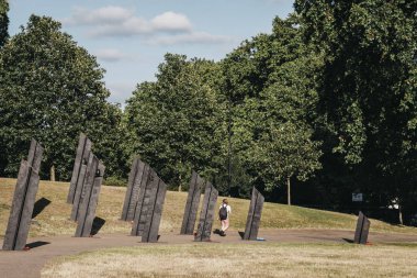 Londra'daki Yeni Zelanda Savaş Anıtı'nın önünden geçen adam, İngiltere.