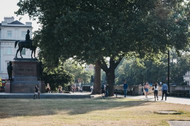 Wellingt Dükü'nün binicilik heykelinin yanından geçen insanlar.