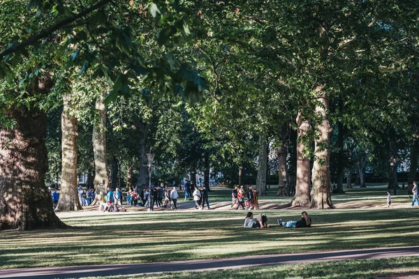 Люди відпочиваючи в парку в спекотний літній день в Лондоні, Великобританія. — стокове фото