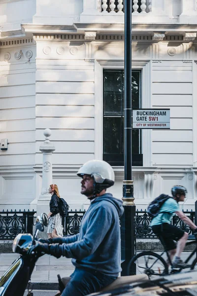 Straßenschild für Buckingham gate, London, Radfahrer und Biker — Stockfoto