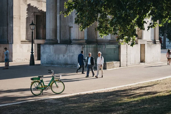 Ludzie chodzą obok Wellington Arch w Londynie, UK. — Zdjęcie stockowe