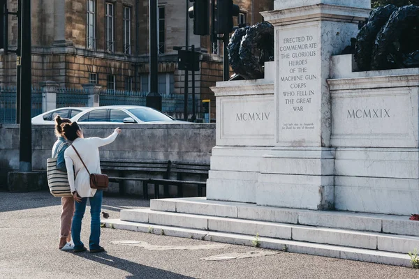 Люди, изучающие мемориал Пулемётного корпуса в Лондоне, Великобритания . — стоковое фото