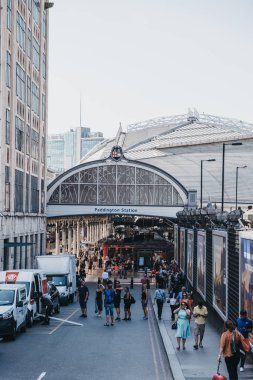 Paddington trenine girip çıkan insanların yüksek açı görünümü