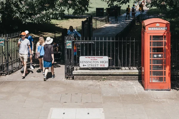 Hoge hoek weergave van mensen lopen langs straatnaam teken op hoge — Stockfoto