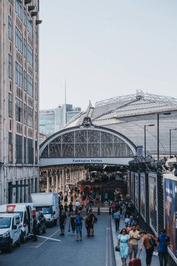 Paddington trenine girip çıkan insanların yüksek açı görünümü