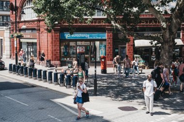 İnsanlar Gloucester Road Metro İstasyonu, Lond dışında yürüyüş