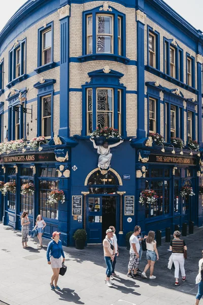 Londra Köprüsü, Londo'da Shipwrights Arms pub'ın önünden geçen insanlar