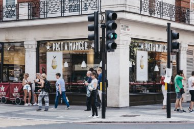 Marylebone, Londra, İngiltere'de Pret A Manger mağazasının yanındaki kişiler.