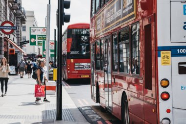 Londra'da bir sokakta kırmızı çift katlı otobüsler, İngiltere.