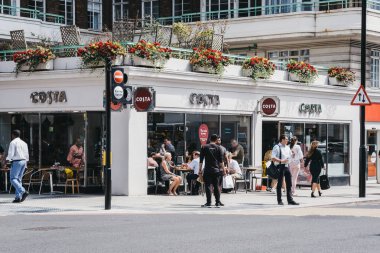 Marylebone Costa Coffee kafe önünde İnsanlar, Londra, İngiltere.