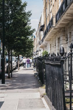 Marylebone, Londra, İngiltere'de bir sokakta uzakta yürüyen insanlar