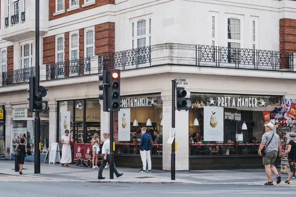 Marylebone, Londra, İngiltere'de Pret A Manger mağazasının yanındaki kişiler.