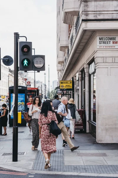 Menschen auf einer Straße in Marylebone, London, Großbritannien. — Stockfoto