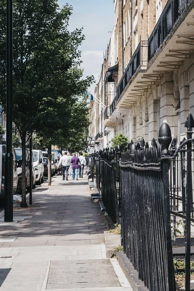 People walking in distance on a street in Marylebone, London, UK — Stock Photo, Image