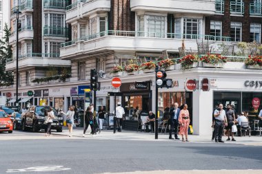 Marylebone Costa Coffee kafe önünde İnsanlar, Londra, İngiltere.