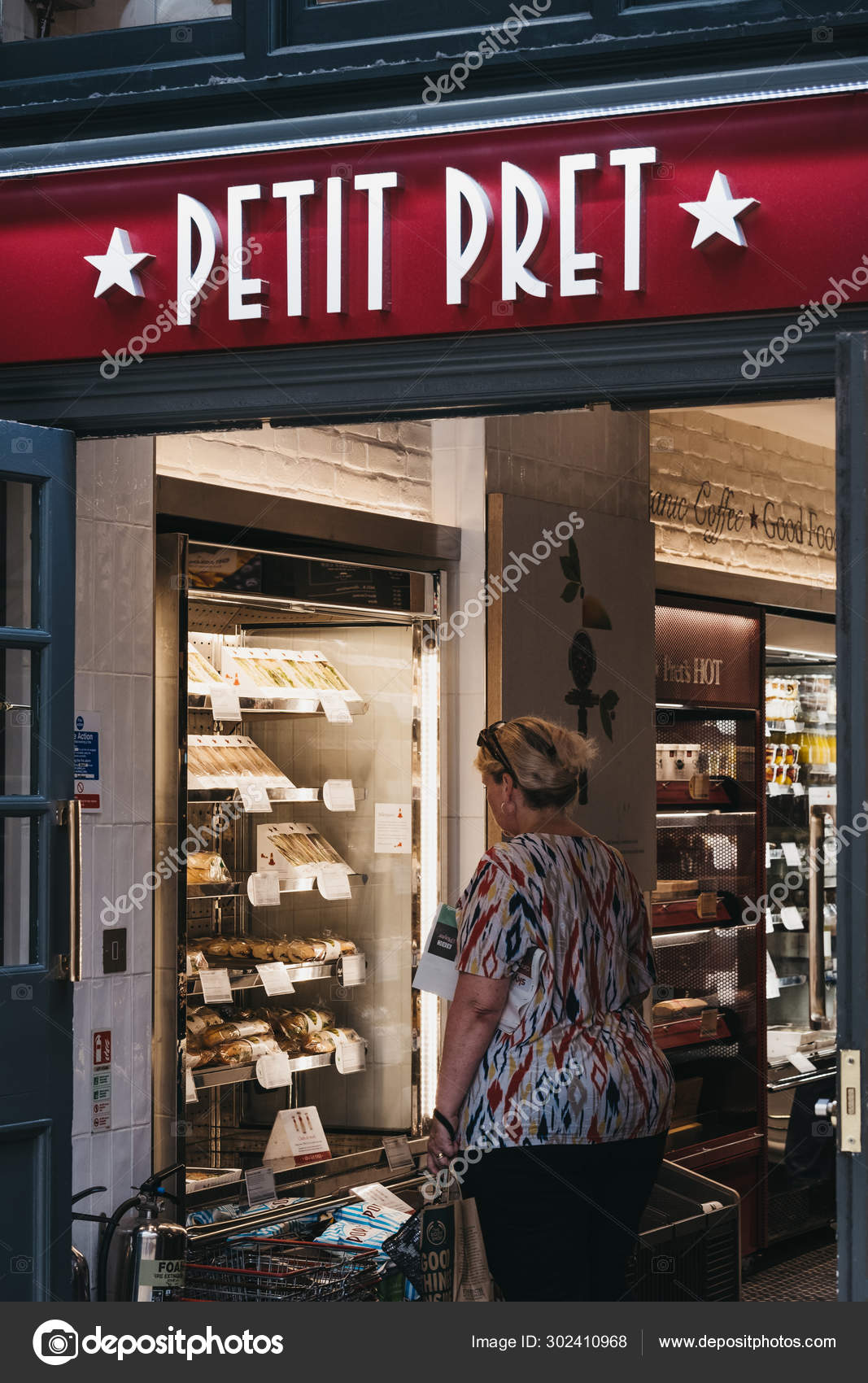 Femme à Petit Pret Une boutique de Manger à Marylebone, Londres