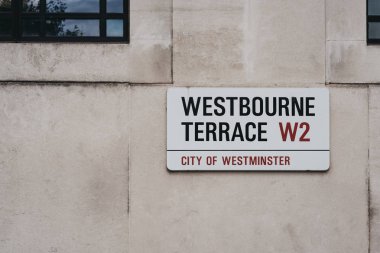 Westbourne Terrace, Londra, İngiltere'de bir duvarda sokak adı işareti.