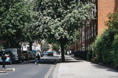 Marylebone, Londra, İngiltere'de bir sokakta uzakta yürüyen insanlar