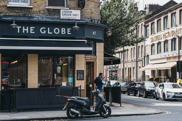 Člověk vně hospody Globe v Marylebone, Londýn, Velká Británie. — Stock fotografie