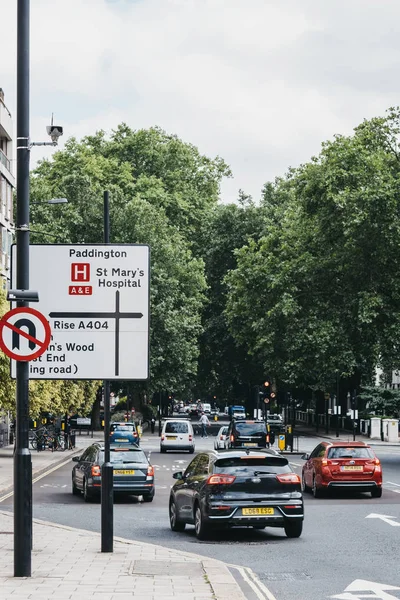 Направляющие дорожные знаки на одной из улиц Лондона, Великобритания — стоковое фото