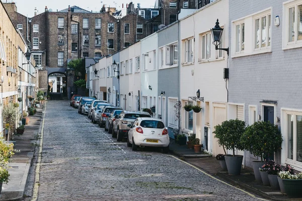 Автомобілі, припарковані за межами Mews будинків у Паддінгтон, Лондон, Великобританія. — стокове фото