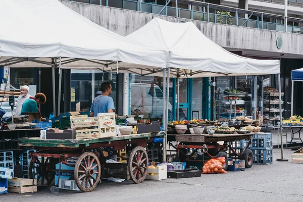 Seller at a stall on Church Street Market, London, UK. — Stock Photo, Image