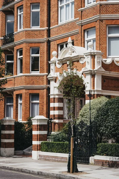 Casa tradicional inglesa en Londres, Reino Unido . — Foto de Stock