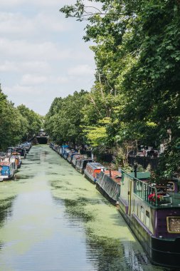 Little Venic'teki Regents Kanalı'nın her iki tarafına demirlemiş yüzen tekneler