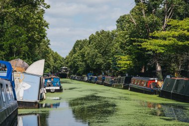 Little Venic'teki Regents Kanalı'nın her iki tarafına demirlemiş yüzen tekneler