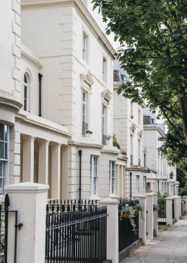 Londra'da bir sokakta beyaz teraslı evler, İngiltere.