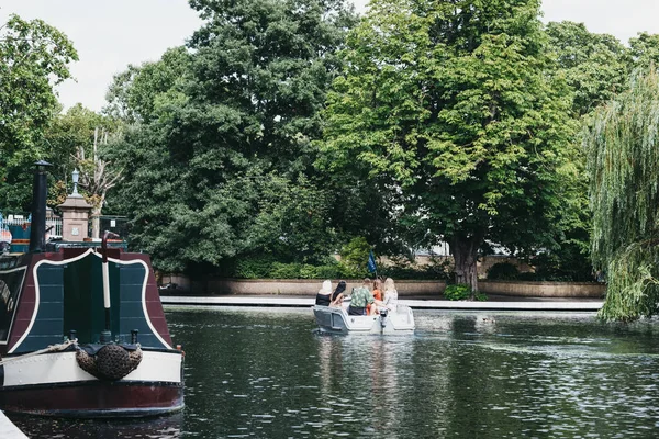 People having a picnic on a boat on Regents Canal in Little Veni — Stock Photo, Image