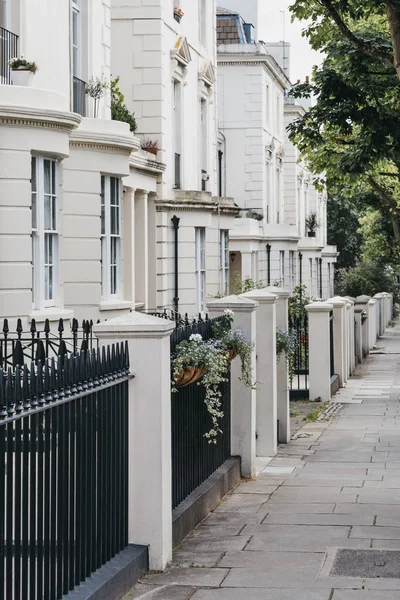 Будинки з білим терасами на вулиці в Лондоні, Великобританія. — стокове фото