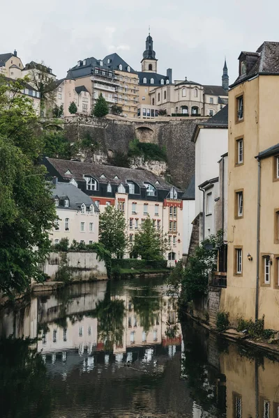Lüksemburg City, Luxembou'daki Alzette Nehri kıyısındaki evler