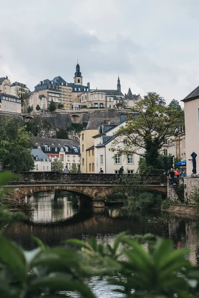 Puente sobre el río Alzette en la ciudad de Luxemburgo, Luxemburgo . — Foto de Stock