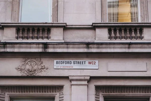 Cartel con el nombre de la calle en una pared en Bedford Street, City of Westminste — Foto de Stock