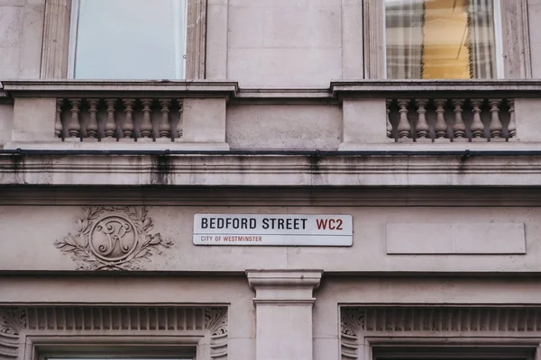 Bedford Caddesi'nde bir duvarda sokak adı işareti, Westminste Şehir