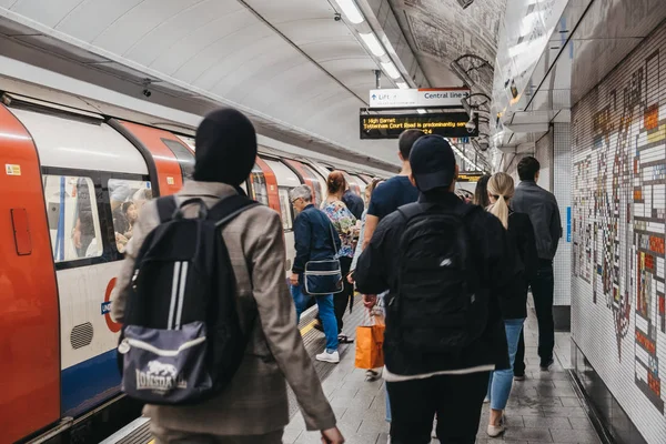 Pessoas andando na Tottenham Court Road London Underground statio — Fotografia de Stock