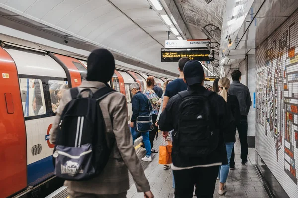 Gente caminando en Tottenham Court Road London Underground statio — Foto de Stock