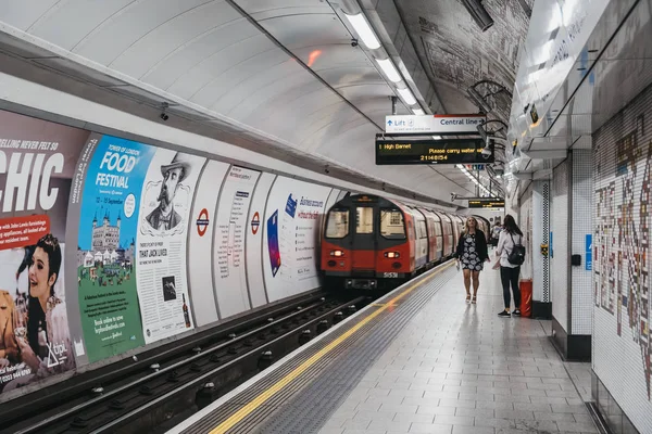 Mensen bij Tottenham Court Road London Underground Station pl — Stockfoto
